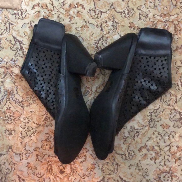 GREAT MOMENTS Size 11 Premier VHeel Floral Leather Laser Cut-Out Design Velcro - Picture 6 of 16